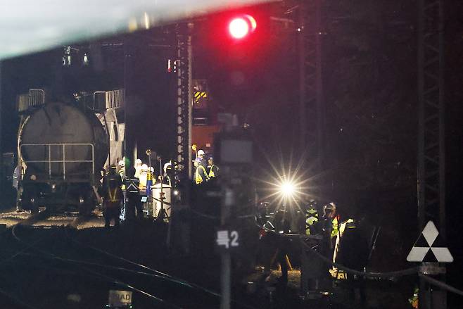 6일 서울 용산역에서 관계자들이 궤도를 이탈한 화물열차를 수습하고 있다. 코레일에 따르면 이날 오후 3시 36분께 용산역에서 제3223 화물열차의 뒤쪽 1량이 궤도에서 벗어났다. /연합뉴스    eastsea@yna.co.kr/2025-11-06 18:12:42/<저작권자 ⓒ 1980-2025 ㈜연합뉴스. 무단 전재 재배포 금지, AI 학습 및 활용 금지>