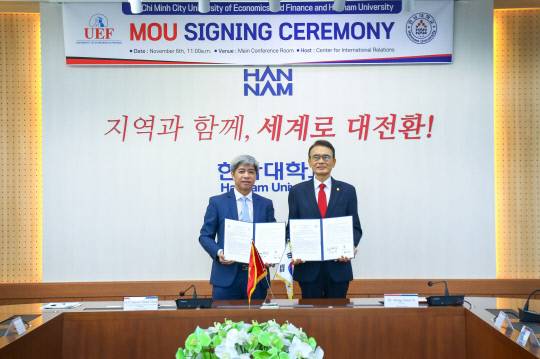 6일 한남대 본관에서 열린 협약식에서 이승철 한남대 총장과 응우옌 타인지앙(Ph.D. Nguyen Thanh Giang) 베트남 경제금융대 총장이 위성 및 인공지능 기반의 공동연구를 위한 협약서를 교환하고 있다. 한남대 제공