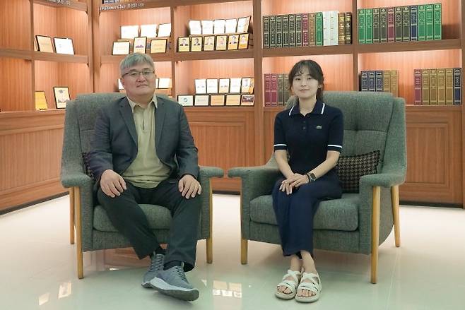GIST 연구팀은 지난 50년간의 아시아 기후 데이터를 분석해 동남아 등 몬순 지역에서는 습도가 결합된 ‘습한 폭염’이, 중앙아시아 등 건조 지역에서는 고온 중심의 ‘건조 폭염’이 강화되고 있다고 밝혔다. 사진은 윤진호 교수와 박진아 박사. GIST 제공