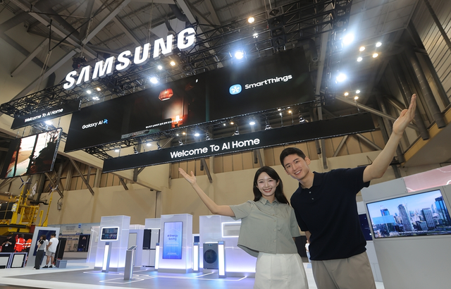 삼성전자 모델이 지난 8월 부산 벡스코에서 열린 '기후산업국제박람회(WCE) 2025'에서 삼성전자 전시관을 소개하고 있다. 삼성전자 제공