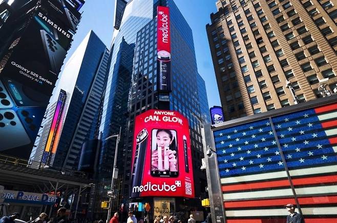 미국 뉴욕 타임스퀘어 전광판에 걸린 메디큐브 광고. 에이피알 제공