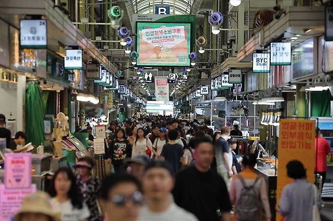 민생회복 소비쿠폰 발행 이후 서울 마포구 망원시장에 사람들이 몰려드는 모습. 2025.8.24. (ⓒ연합뉴스, 무단 전재-재배포 금지)