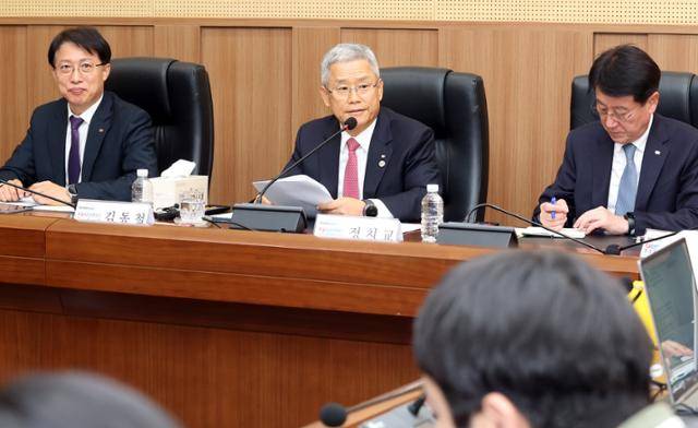 김동철(가운데) 한국전력공사 사장이 5일 광주 김대중컨벤션센터에서 기자간담회를 열고 전기요금 인상과 관련 입장을 밝히고 있다. 한국전력공사 제공