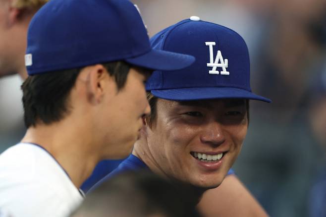 <yonhap photo-2987=""> LOS ANGELES, CALIFORNIA - JUNE 16: Yoshinobu Yamamoto #18 of the Los Angeles Dodgers reacts with Hyeseong Kim #6 during the third inning against the San Diego Padres at Dodger Stadium on June 16, 2025 in Los Angeles, California. Harry How/Getty Images/AFP (Photo by Harry How / GETTY IMAGES NORTH AMERICA / Getty Images via AFP)/2025-06-17 12:19:23/ <저작권자 ⓒ 1980-2025 ㈜연합뉴스. 무단 전재 재배포 금지, AI 학습 및 활용 금지></yonhap>