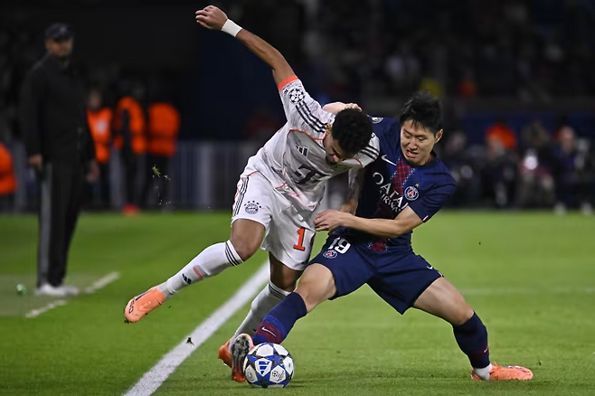 PSG 이강인(오른쪽)이 5일 파르크 데 프랭스에서 열린 뮌헨과의 2025~26 UCL 리그 페이즈 4차전 중 디아스와 경합하고 있다. 사진=PSG