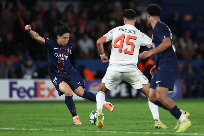 <yonhap photo-0981="">PSG 이강인이 5일 파르크 데 프랭스에서 열린 뮌헨과의 2025~26 UCL 리그 페이즈 4차전 중 슈팅을 시도하고 있다. AFP=연합뉴스</yonhap>