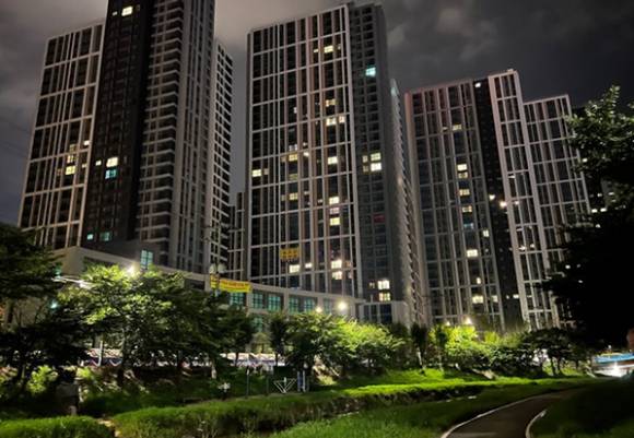 준공된지 2년이 지났는데도 입주하지 못 하고 있는 충남 천안 원성동 'e편한세상 천안역' 아파트. [사진=독자 제공]