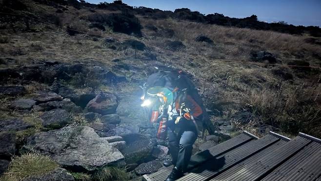 한라산 영실코스를 수색하는 소방