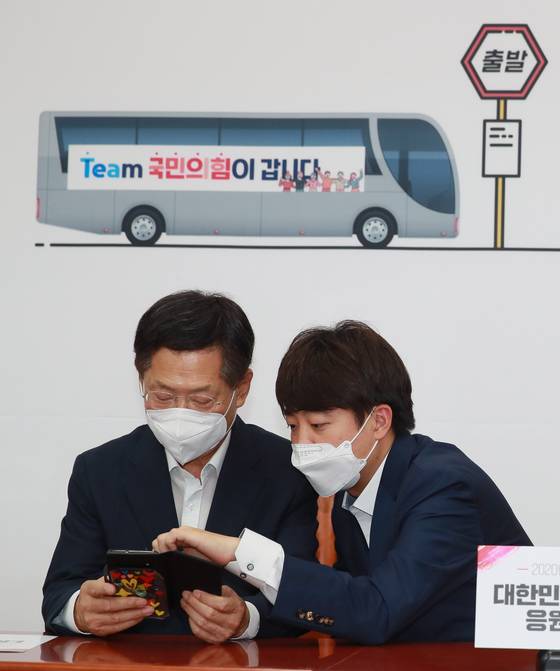 2021년 8월 23일 오제세(왼쪽) 전 더불어민주당 의원이 서울 여의도 국회에서 열린 국민의힘 최고위원회의에 참석해 이준석 당시 국민의힘 대표와 온라인 입당 신청을 하고 있다. 김경록 기자