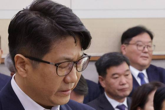 문지석 광주지검 부장검사가 지난달 23일 서울 여의도 국회 법제사법위원회에서 열린 서울고등검찰청·서울중앙지방검찰청 등에 대한 국정감사에서 의원 질의에 답변 중 울먹이고 있다. 오른쪽은 엄희준 광주고검 검사. 뉴스1