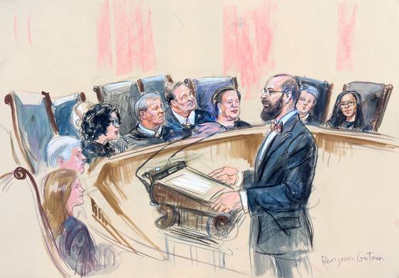 현지시간 5일 워싱턴 대법원에서 진행된 상호관세에 대한 첫 구두변론 장면 스케치. AP=연합뉴스