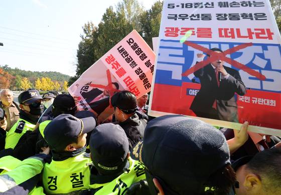 6일 오후 광주 북구 국립5·18민주묘지에서 참배를 시도하는 국민의힘 장동혁 대표 등 당 관계자와 저지하려는 시민단체 간에 몸싸움이 벌어지고 있다. 연합뉴스