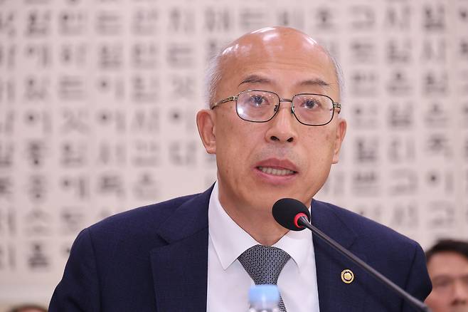 조원철 법제처장이 지난달 30일 서울 여의도 국회 법제사법위원회에서 열린 종합감사에서 답변하고 있다. 연합뉴스