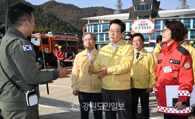 ▲ 이재명 대통령이 6일 강원 원주 산림항공본부를 찾아 산불진화 관·군 합동훈련을 참관하고 산불대책을 종합 점검했다. 송기헌(원주 을) 국회의원 등이 동행한 이날 훈련 참관에서 이 대통령이 군 관계자와 대화를 나누고 있다.김정호 기자