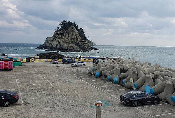 용호농장마을이 운영해 온 주차장. 마을의 유일한 수익사업 수단인 오륙도유도선이 선착장에 들어서 있다. 신심범 기자