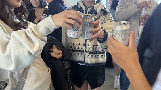 People toast their nonalcoholic beers at the “Early Bud” morning party held in Itaewon. [WOO JI-WON]