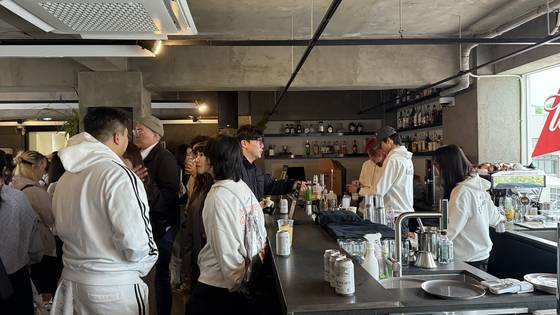 Bartenders make nonalcoholic cocktails at the “Early Bud” morning party. [WOO JI-WON]
