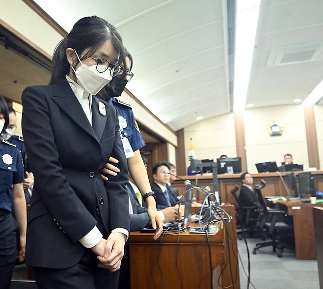 Kim Keon Hee, wife of former President Yoon Suk Yeol, arrives at the Seoul Central District Court in Seocho District, Seoul, on Sept. 24 for the first hearing in her trial on charges related to stock manipulation involving Deutsche Motors and allegations of receiving valuables from the Unification Church. [JOINT PRESS CORPS]