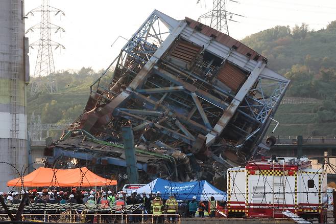 A boiler tower at the Ulsan Thermal Power Plant in Ulsan is seen collapsed on Nov. 6. The accident trapped nine subcontracted workers under the debris. Two were rescued as of Nov. 6, at 5 p.m. [YONHAP]