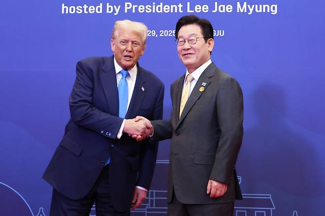 이재명 대통령이 지난달 29일 경북 경주 힐튼호텔 그랜드볼룸에서 열린 대통령 주최 정상 특별만찬에 앞서 도널드 트럼프 미국 대통령을 영접하고 있다. 연합뉴스