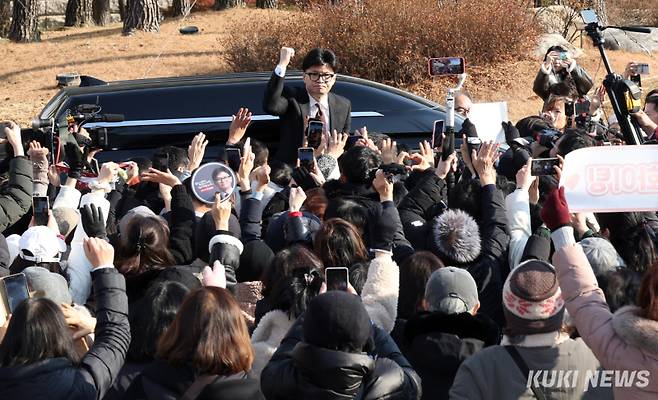 한동훈 전 국민의힘 대표가 지난해 12월 16일 비상계엄 직후 당대표 사퇴 기자회견을 하고, 국회를 떠나고 있다. 유희태 기자
