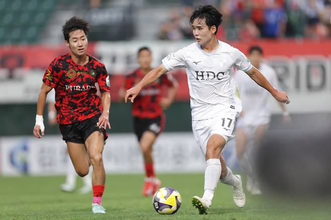 6일 김포솔터축구장에서 열린 김포와 부산의 경기에서 부산 전성진이 공을 몰고 가고 있다. 한국프로축구연맹 제공