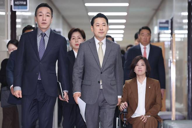 장동혁 국민의힘 대표와 김민수 최고위원, 최보윤 수석대변인이 6일 국회에서 열린 최고위원회의에 참석하고 있다. 연합뉴스