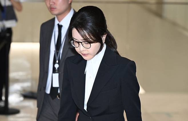 김건희 여사가 지난 8월 6일 서울 종로구 특검 사무실에서 피의자 신분으로 조사를 마친 뒤 건물을 나서는 모습. 최현규 기자