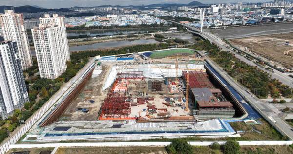 인천 연수구 송도국제도시에 들어설 연세의료원 송도세브란드병원이 교수 연구동 건설 등을 당초 계획보다 미루면서 송도 바이오클러스터의 연구 기능 약화가 우려되고 있다. 사진은 5일 송도세브란스병원 건립 부지 전경. 조병석기자