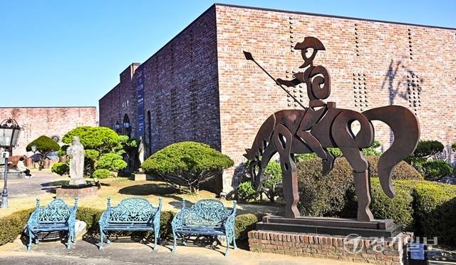 중남미문화원 돈 끼호테 조각상과 미술관 전경. 홍기웅기자