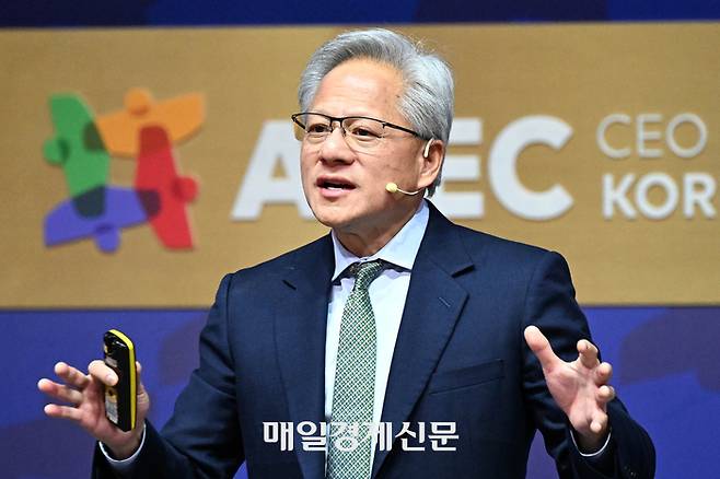 젠슨 황 엔비디아 최고경영자(CEO)가 지난달 31일 경북 경주시 경주예술의전당에서 열린 ‘APEC CEO 서밋’ 마지막 특별 세션에서 연설하고 있다. [경주/한주형 기자]