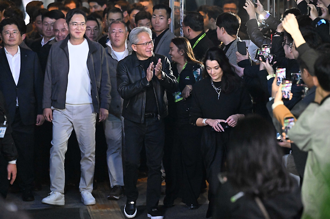 젠슨 황 엔비디아 CEO와 이재용 삼성전자 회장, 정의선 현대차그룹 회장 등이 지난달 30일 서울 코엑스에서 열린 엔비디아 그래픽카드(GPU) ‘지포스’ 한국 출시 25주년 행사에 참석했다. 젠슨 황 오른쪽 앞쪽 여성은 황 CEO의 차녀인 매디슨 황. [매경DB]