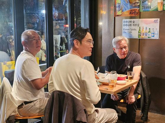 젠슨 황 엔비디아 최고경영자가 지난달 30일 서울 삼성동 한 치킨집에서 진행된 이재용 삼성전자 회장, 정의선 현대차그룹 회장과 치맥 회동을 하고 있다.[사진 제공 = 연합뉴스]