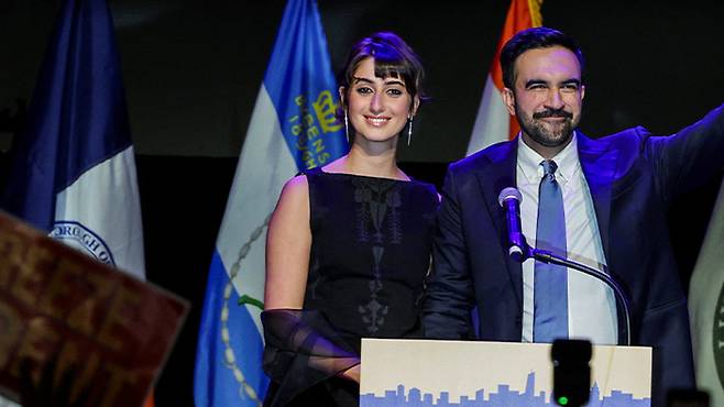 사상 최연소 미국 뉴욕시장으로 당선된 조란 맘다니(34)와 아내 라마 두와지(28). [[연합뉴스]