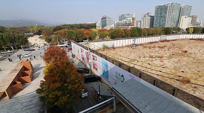 서울시가 국가유산청과 협의 없이 문화유산 인근 건설공사를 규제하는 조례 조항을 삭제한 것은 위법하지 않다는 대법원 판단이 6일 나왔다. 이번 판결로 서울시가 지난달 30일 고시한 유네스코 세계문화유산 종묘 앞 세운 4구역 재개발 계획도 탄력을 받을 전망이다. 서울시는 세운 4구역의 건물 최고 높이를 기존 71.9m에서 141.9m로 상향 조정했다. 사진은 이날 오후 서울 종로구 종묘와 세운 4구역 재개발 공사 현장 모습. [뉴스1]