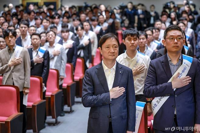 [서울=뉴시스] 정병혁 기자 = 이찬진 금융감독원장과 임직원들이 29일 서울 영등포구 금융감독원에서 열린 금융소비자보호 강화를 위한 임직원 결의대회에서 국민의례를 하고 있다. 2025.09.29. jhope@newsis.com /사진=정병혁