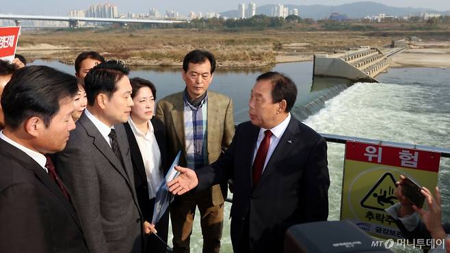 [세종=뉴시스] 강종민 기자 = 장동혁 국민의힘 대표가 5일 세종시 금강 세종보 앞에서 최민호  세종시장에게 세종보 보존에 대한 설명을 듣고 있다. 2025.11.05. ppkjm@newsis.com /사진=강종민