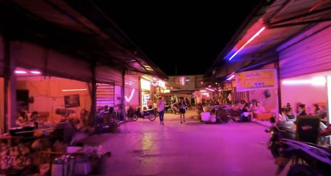 라오스 보텐의 유흥가인 일명 '홍등가'의 모습/사진=Seeker of the Way 유튜브 갈무리