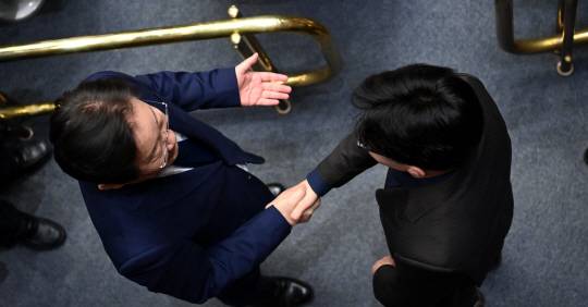 윤석열 전 대통령의 비상계엄 선포에 따라 우원식 국회의장이 지난해 12월4일 새벽 계엄 해제를 위해 긴급 소집한 국회 본회의에서 이재명(왼쪽) 당시 더불어민주당 대표와 한동훈 국민의힘 대표가 악수하고 있다. 곽성호 기자