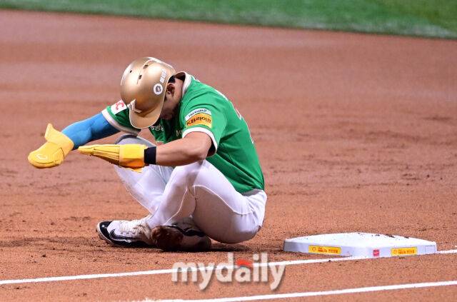 2025년 8월 1일 오후 서울 고척스카이돔에서 열린 '2025 신한 SOL뱅크 KBO 리그' 롯데 자이언츠와 키움 히어로즈의 경기. 키움 1루 주자 송성문이 1회말 2사 1루서 롯데 선발 이민석에게 견제사를 당한 뒤 아쉬워하고 있다./마이데일리