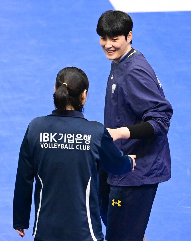 현대건설 김희진이 IBK기업은행 옛 동료들과 반갑게 인사하고 있다 / 한국배구연맹(KOVO)