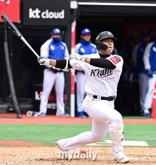 2025년 4월 13일 오후 경기도 수원KT위즈파크 진행된 '2025 신한 SOL뱅크 KBO 리그' 삼성 라이온즈와 KT 위즈의 경기. KT 강백호가 2회말 1사 1.3루서 1타점 적시타를 치고 있다./마이데일리