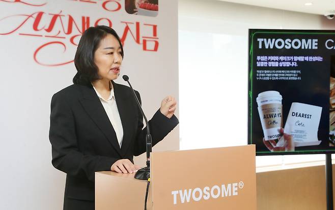 임혜순 투썸플레이스 마케팅 총괄  전무가 6일 ‘투썸 2.0 안국’에서 ‘2025 홀리데이 시즌 기자간담회’ 열고 사업 방향을 설명 중이다. [투썸플레이스 제공]