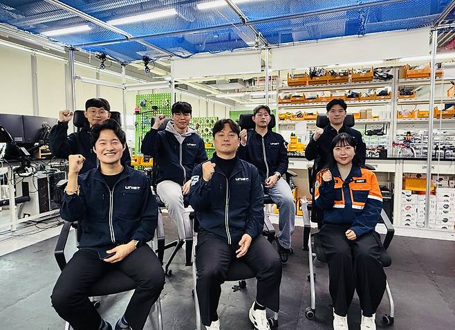 정임두 교수(앞줄 가운데) ‘세이프엔젤’팀이 AI 챔피언 결선에 앞서 파이팅을 외치고 있다.[UNIST 제공]