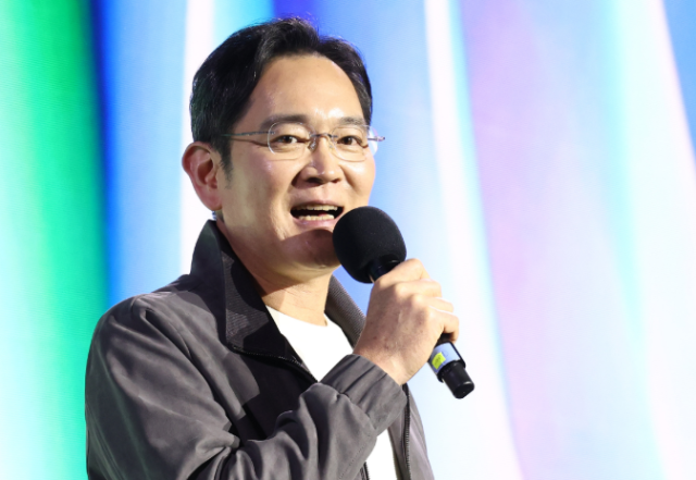 이재용 삼성전자 회장이 지난달 30일 서울 코엑스에서 열린 엔비디아의 그래픽카드(GPU) ‘지포스’ 출시 25주년 행사에서 단상에 올라 발언하고 있다. 공동취재단