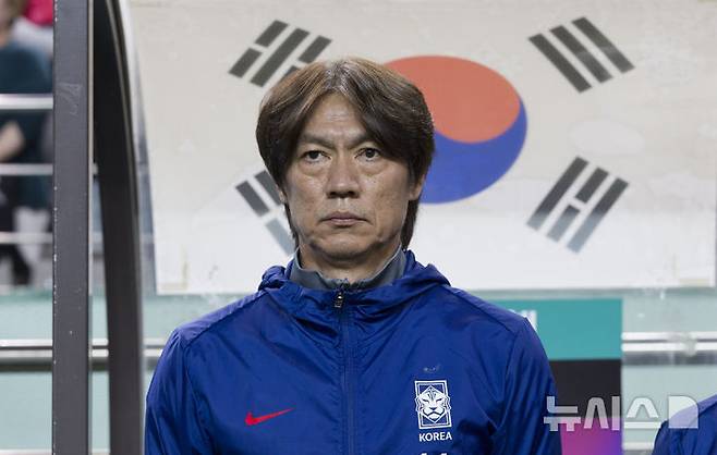 [서울=뉴시스] 김근수 기자 = 홍명보 대한민국 축구 국가대표팀 감독이 지난달 14일 오후 서울 마포구 서울월드컵경기장에서 열린 하나은행 초청 축구국가대표팀 친선경기 대한민국과 파라과이의 경기 시작 전 경기장을 바라보고 있다. 2025.10.14. ks@newsis.com