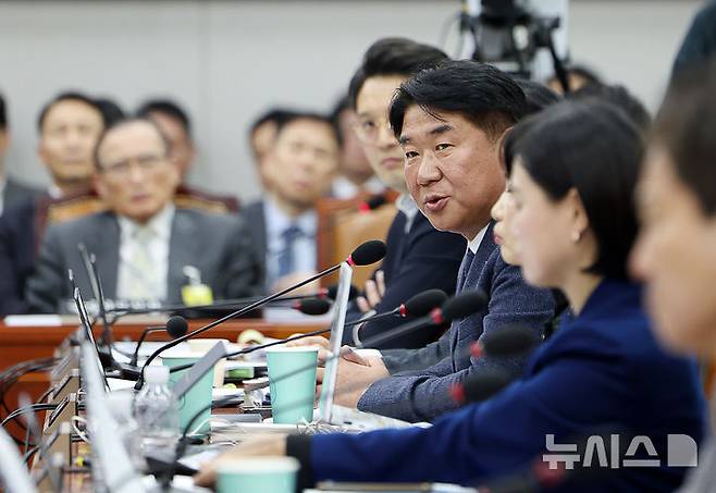 [서울=뉴시스] 김명년 기자 = 이기헌 더불어민주당 의원이 6일 서울 여의도 국회 운영위원회에서 열린  대통령비서실 등에 대한 국정감사에서 감사가 재개된 후 신상발언하고 있다. 이날 운영위 국정감사는 이 의원과 송언석 국민의힘 원내대표와의 몸싸움으로 인해 잠시 감사가 중지됐다. 2025.11.06. kmn@newsis.com