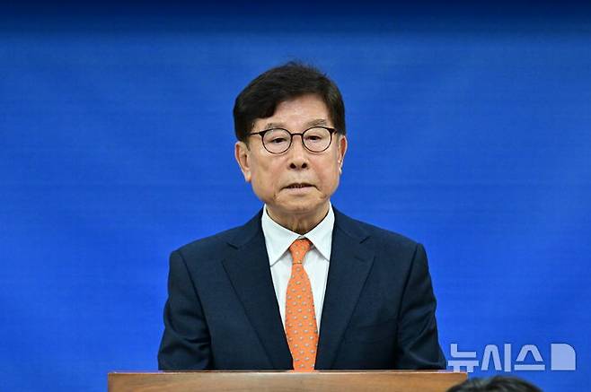 [사천=뉴시스] 차용현 기자 = 경남 사천시 송도근 전 시장이 6일 오전 사천시청 브리핑룸에서 기자회견을 열고 2026년 6월 지방선거에서 치러질 사천시장선거에 출마를 선언했다. 2025.11.06. con@newsis.com