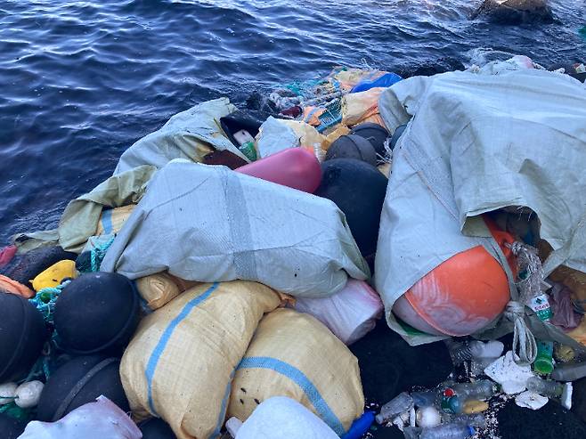 제주도가 천연기념물 차귀도에서 수거한 해양쓰레기들이 치워지지 않고 방치된 모습. 파란 제공