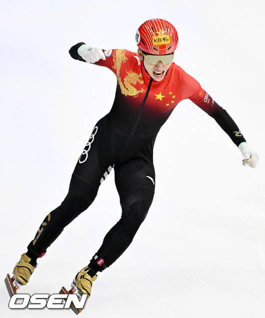 [OSEN=민경훈 기자] 12일 서울 목동 아이스링크에서 '2023 KB금융 국제빙상경기연맹(ISU) 쇼트트랙 세계선수권대회' 본선 경기가 진행됐다.남자 5000m 계주 결승전에서 중국 린샤오쥔(한국명 임효준)이 가장 먼저 결승선을 통과하며 금메달을 따고 기뻐하고 있다. 2023.03.12 / rumi@osen.co.kr